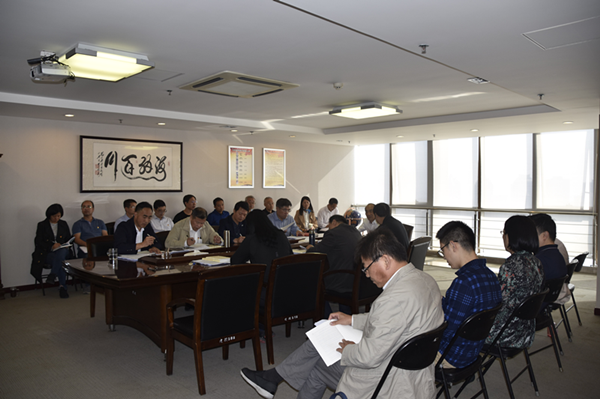 集團(tuán)公司召開“不忘初心、牢記使命”主題教育全面從嚴(yán)治黨專題集中學(xué)習(xí)研討會議